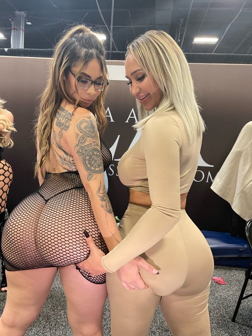 I met @Blahgigi2 at Exxxotica 😍 https://t.co/Wkqq7uMq7J<a class="tags" target="_blank" title="On Twitter" href="/?out=eyJ0eXAiOiJKV1QiLCJhbGciOiJIUzUxMiJ9.eyJpYXQiOjE3MjA1MDIyNzMsImlzcyI6InR3cG9ybnN0YXJzLmNvbSIsIm5iZiI6MTcyMDUwMjI3MywiZXhwIjoxNzUyMDM4MjczLCJyZWRpcmVjdF91cmwiOiJodHRwczovL3R3aXR0ZXIuY29tL0JsYWhnaWdpMiJ9.xRtFM5Z7vi2jDOgamC-654v4Ln0M9jcAbAY4URY6uPZp0lCle9n_IC7qxYzQ3-W5KLhaKpN-Iz48b0elFV1sVA">@Blahgigi2</a><a href="/tag/mvsales"class="tags"><span>#mvsales</span></a>