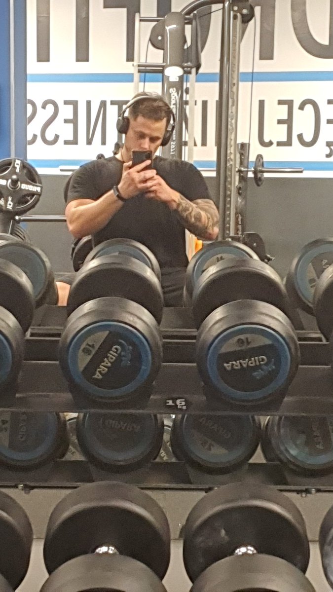 ZiomsonP's tweet photo. Cyce same sie nie zrobią #zdrofit #klatka #trening #siłownia https://t.co/KYkgOvrmWR