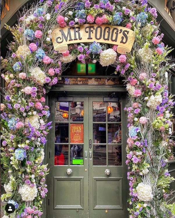 ariverofdesign's tweet image. @mrfoggsgb always knows how to put on a good display. via @adventures_and_photography #london #exteriordesign #ariverofdesign