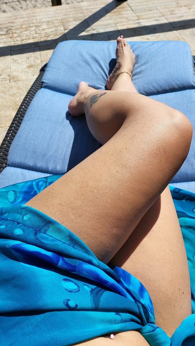 Bikini &amp; the beach https://t.co/wqqTYYPy0d