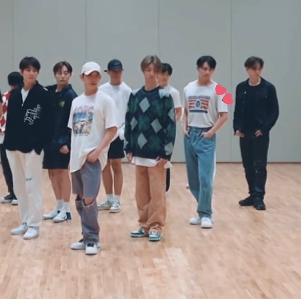 chweboolee's tweet photo. I just realized that Jun has the same outfit on their dance practice and on his way to the airport? omg? so was this shoot in the same day? https://t.co/hjLUTWySeU