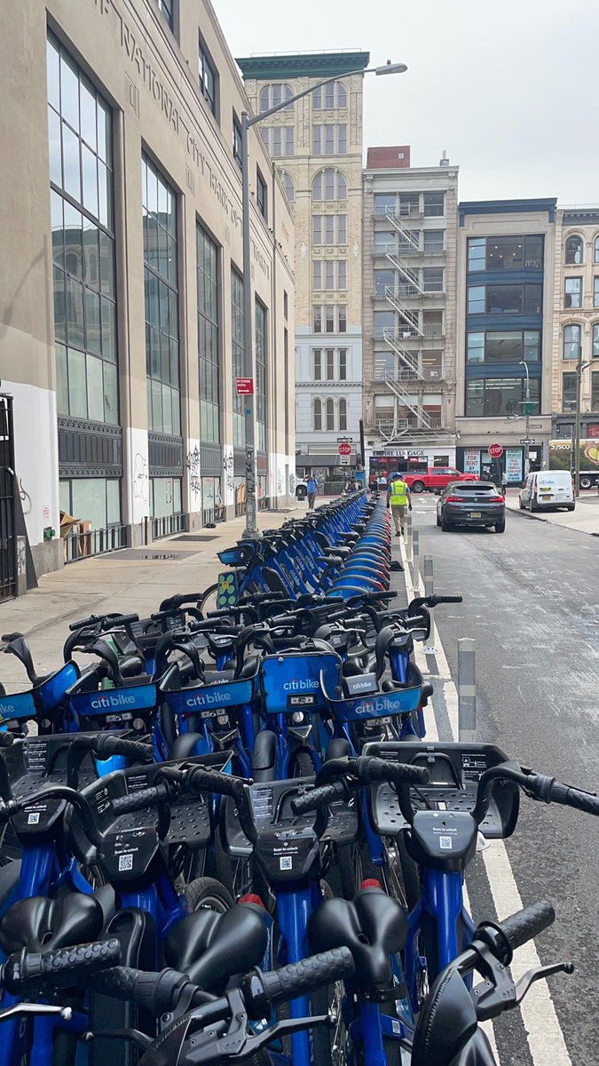 brooksriless's tweet photo. @CitiBikeNYC can we please get the lower Manhattan dropoff situation resolved? Broadway and Lispenard full everyday at 9am and bike valet is no where to be found... https://t.co/kmO4mUASaF