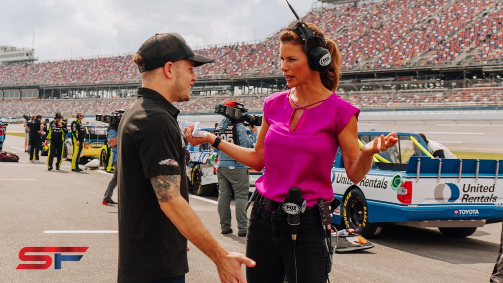 SantinoFerrucci's tweet photo. Always great to catch up with @jamielittletv

#talladega #nascar #palermos #screaminsicilian #xfinityseries #pizza #hyvee #toyota #supra #racecar #racing https://t.co/kHp4IZNOYc