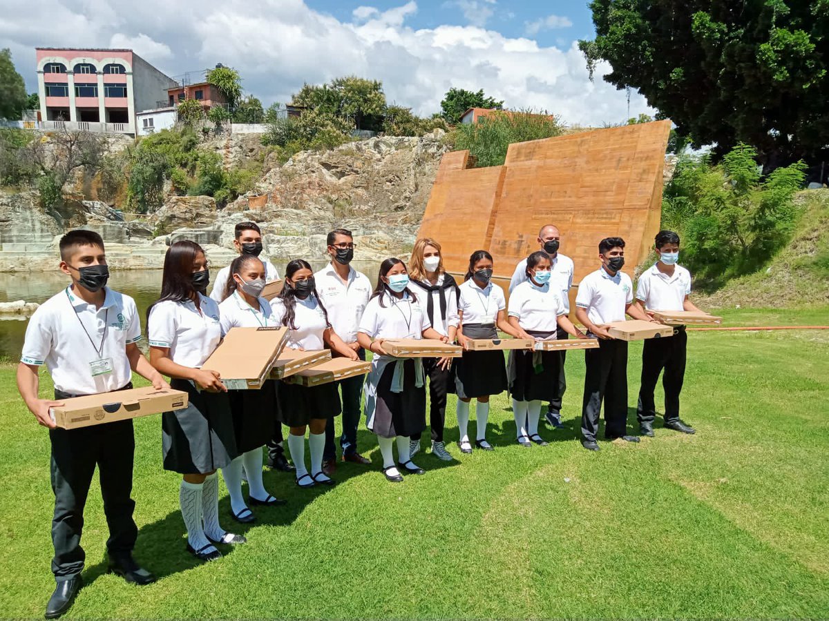 Encabezados por la Pdta. Honoraria del <a href="/DIF_Oaxaca/">DIF Oaxaca</a> <a href="/IvetteMurat/">Ivette de Murat</a> y el Dir.Gral. <a href="/holmchristian/">christian holm</a>, se reconoció el esfuerzo de las y los alumnos con excelencia académica del <a href="/IEBO_GobOax/">IEBO</a>, se les entregaron computadoras para les permitan seguir mejorando en sus estudios.