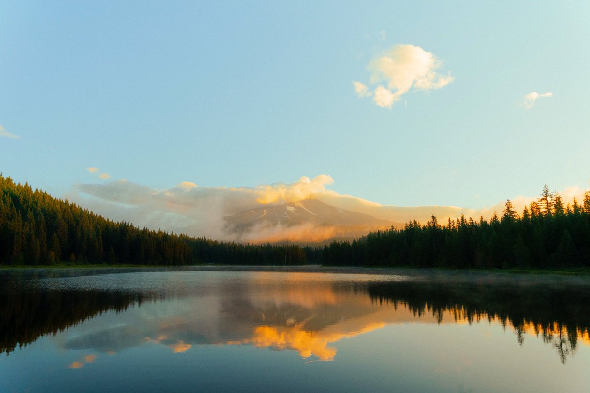 alexxhinson's tweet photo. morning light on the mountains https://t.co/Qcxv4Dr3xI