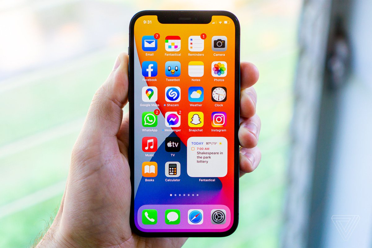 verge's tweet photo. Apple releases iOS 15.1 with SharePlay and more iPhone 13 Pro camera options https://t.co/6MMvKLn87I https://t.co/h3NiKtuEDB