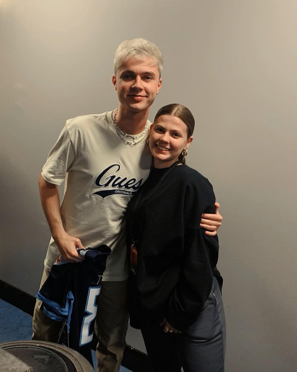 keelie_walker's tweet photo. Having the most incredible time supporting @HRVY 💛 so grateful for him and all of you making this tour so special. https://t.co/pe8Ms0XWIK
