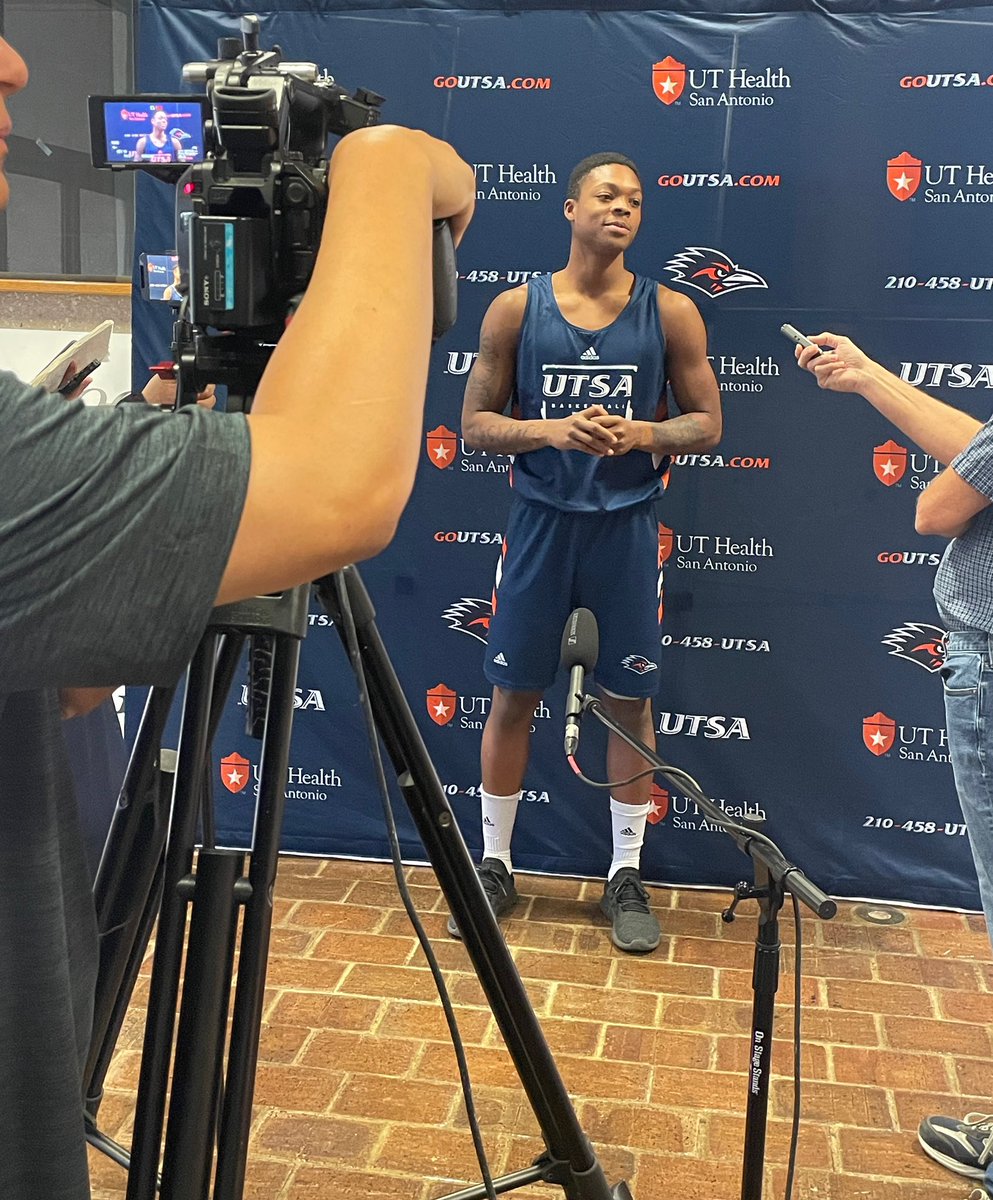 UTSAMBB's tweet photo. Talking hoops this morning at The Convo.

#BirdsUp 🤙 | #RunWithUs https://t.co/TYjl883cxE