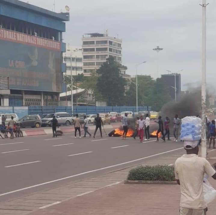 central_sage's tweet photo. Awa bozo tumba ba pneus likolo ya goudron ( boulevard) tangu eko toboka bofingi @NgobilaM … franchement le civisme d’urgence à #kinshasa https://t.co/auVhnNsbxv