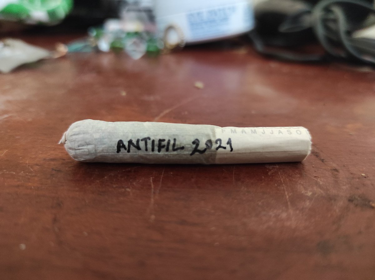 fioLoba's tweet photo. Estoy recontra feliZ! Ayer culminamos una más de #Antifil y todo salió a pedir de boca, gracias a las editoriales, fanzinerxs, artistas, compas, colaboradorxs, equipo, voluntarixs, prensa y más 💖 volvimos a abrazarnos lxs sobrevivientes del fuckin virus💪🏽 https://t.co/nUqgugcf3T