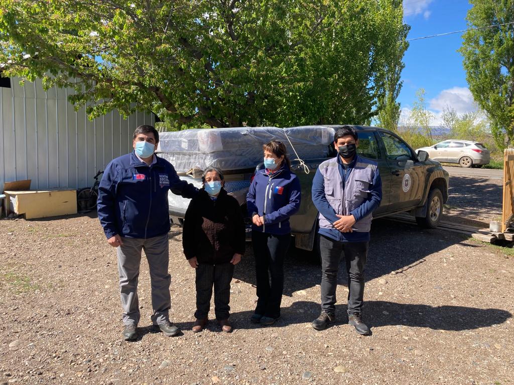 MDSAysen's tweet photo. Seremi @marcelojelvezc junto a Encargada Social #LorenaLeiva, de @mdsaysen, entregan equipamiento que es parte del #ProgramaHabitabilidad en la ciudad de #ChileChico, el que llegará a diez familias en la ribera sur del Lago General Carrera 🇨🇱 https://t.co/SOjZEQvOcI
