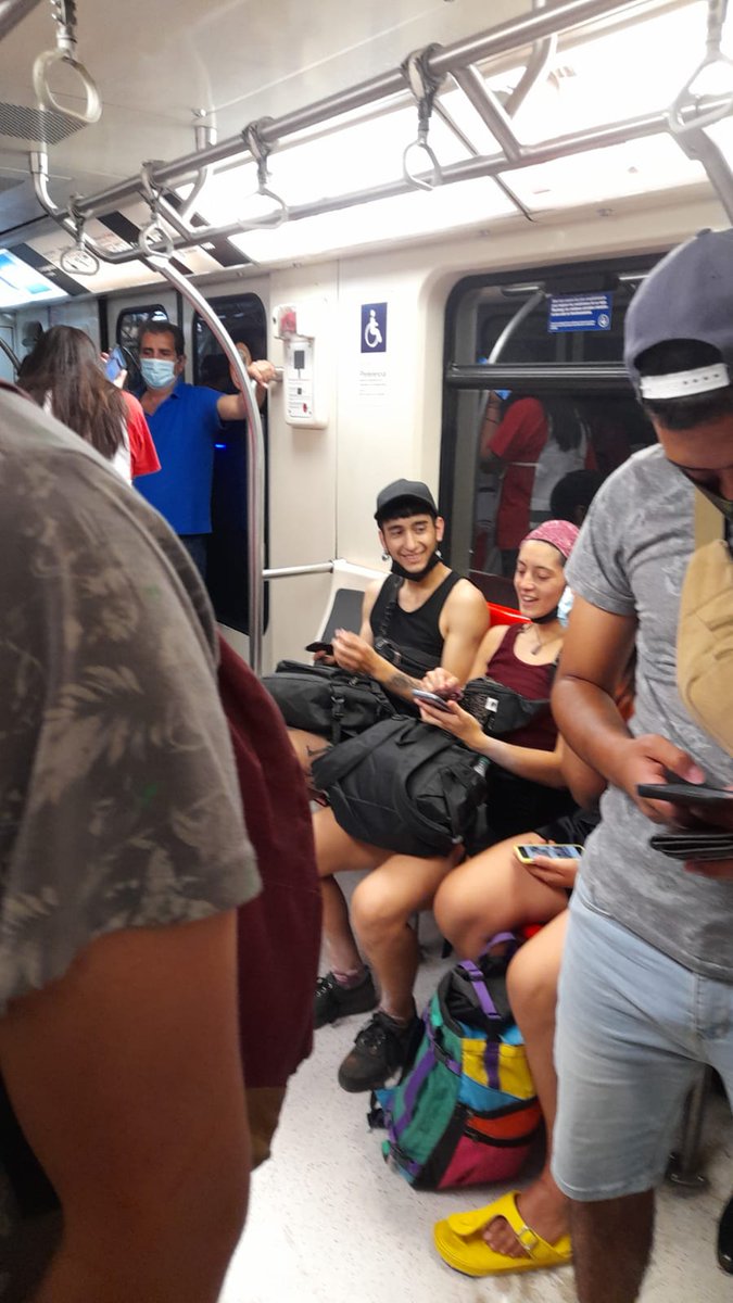 glatier's tweet photo. Retroceso a fase 3. Por culpa de... muchos que no respetan. Ejemplo... en éste minuto en el metro. Usan las mascarillas por el parte !🤦‍♀️ https://t.co/Y2CIl2Veuq