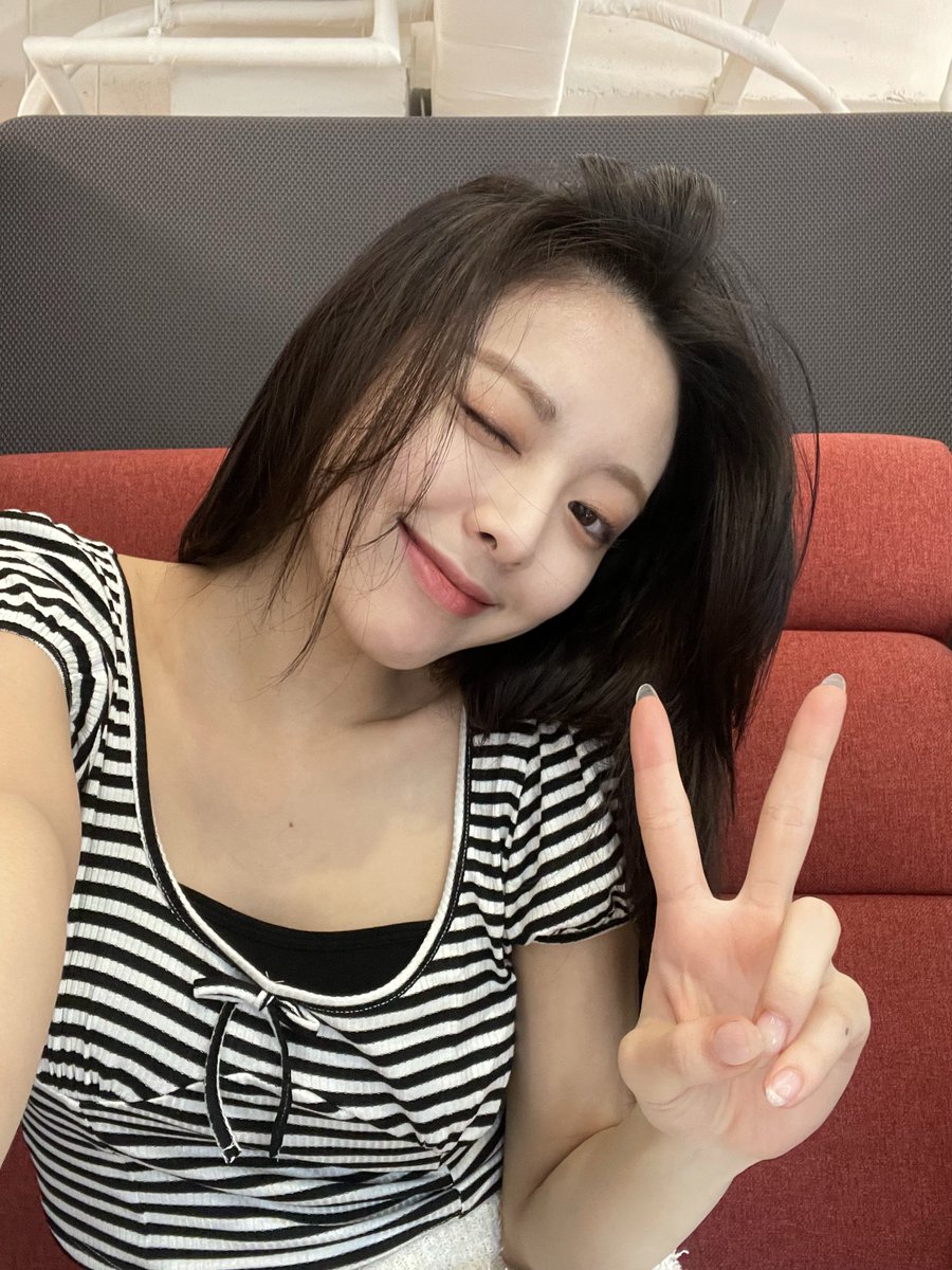 UNIVERSEITZY's tweet photo. [11:33 pm KST] 🐰📸 https://t.co/UMoRHYf9RJ