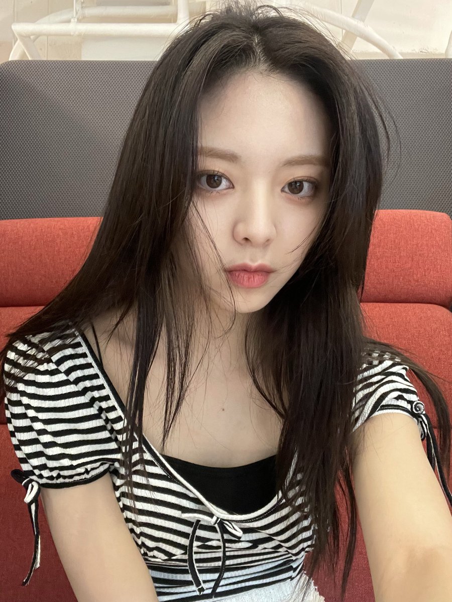 UNIVERSEITZY's tweet photo. [11:33 pm KST] 🐰📸 https://t.co/UMoRHYf9RJ