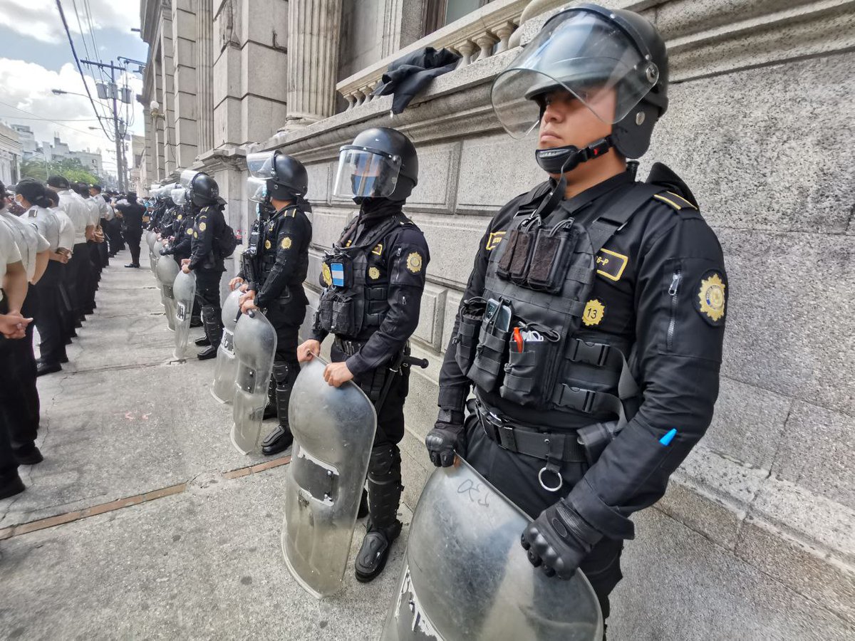 PrensaComunitar's tweet photo. #ElEstorResiste Autoridades indígenas y ancestrales llegan al Congreso de la República. Exigen la renuncia del ministro de Gobernación, Gendri Reyes, por la represión en El Estor en contra de las comunidades q'eqchi' que exigen su derecho a la consulta.
📷 Nelton Rivera https://t.co/psvIqYT6CY