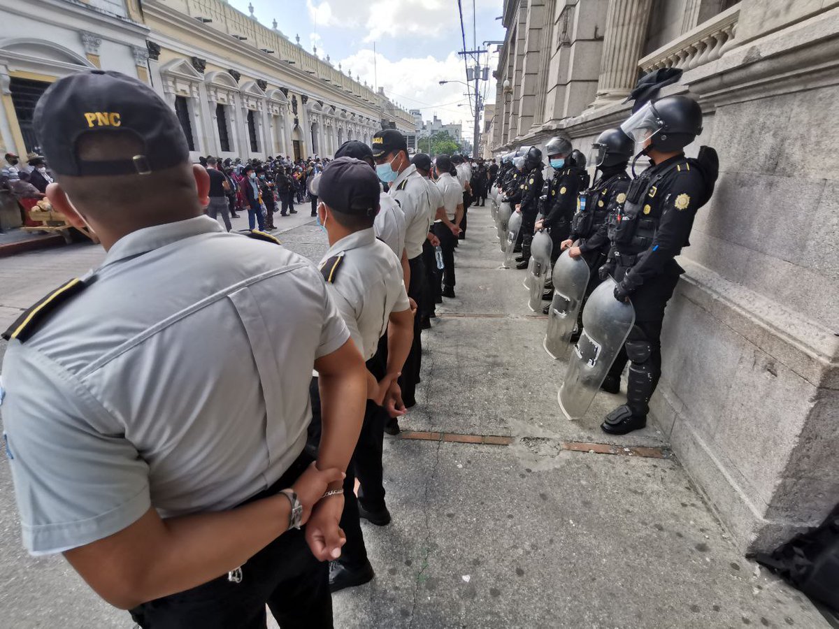 PrensaComunitar's tweet photo. #ElEstorResiste Autoridades indígenas y ancestrales llegan al Congreso de la República. Exigen la renuncia del ministro de Gobernación, Gendri Reyes, por la represión en El Estor en contra de las comunidades q'eqchi' que exigen su derecho a la consulta.
📷 Nelton Rivera https://t.co/psvIqYT6CY