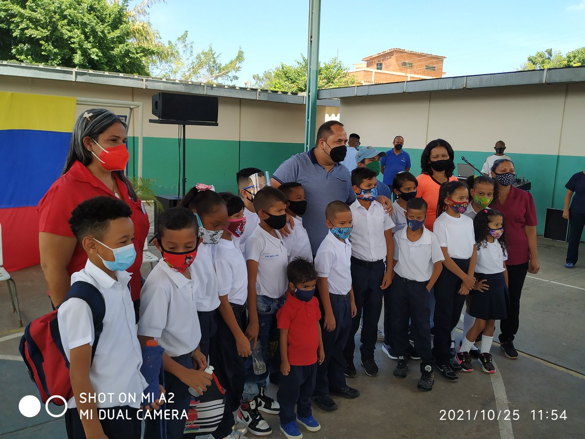 educaraguamcpo1's tweet photo. CON MUCHO AMOR Y COMPROMISO NUESTRO ALCALDE @regulolacruz HIZO ACTO DE PRESENCIA EN LA UEE JOSÉ ÁNGEL LAMAS DEL #MPOLIBERTADOR PARA EL REINICIO DE CLASES, UN ENLACE PERFECTO CON NUESTRA AUT. ÚNICA @leoalvacabrera APOYANDO LA GESTIÓN EDUCATIVA MUNICIPAL. #Aragua @NicolasMaduro https://t.co/mkvH8cn5SJ