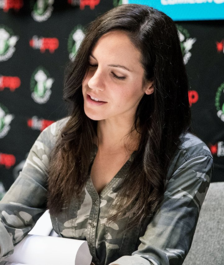 DomiLewis's tweet photo. Thank you faerever Anna for your 🅱️🅾️
6 years ago we said #Faewell to #LostGirl 💖
Hope to see you soon on our screens 🙂
#LundiLostGirl ✨ #MondayMemories ❤️🩹 https://t.co/hlB9GOIjZb