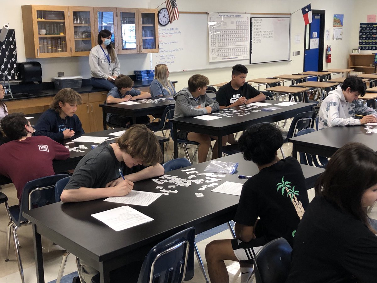 FWoodG's tweet photo. FHS IPC students have fun in lab making chemical compounds. Way to go Ms. Welch! #BetterTogether ⁦@scienceFHS⁩ ⁦@fhsmustangs⁩ https://t.co/GN9XwbLzC2