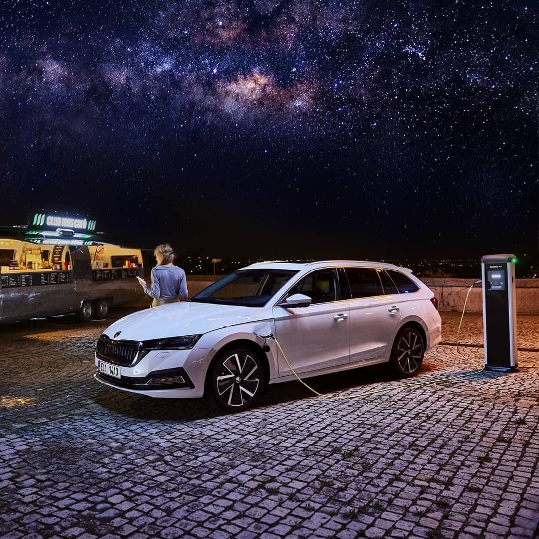 Dismoauto's tweet photo. ¿Eres fan de nuestras versiones Škoda Combi? Descubre el Superb iV híbrido enchufable, y llévatelo con etiqueta 0 🔋

#Skoda #Málaga #concesionario #Dismoauto #etiquetaCero #SkodaSuperb #SkodaSuperbiV #SuperbiV https://t.co/OzHT1wfTI4