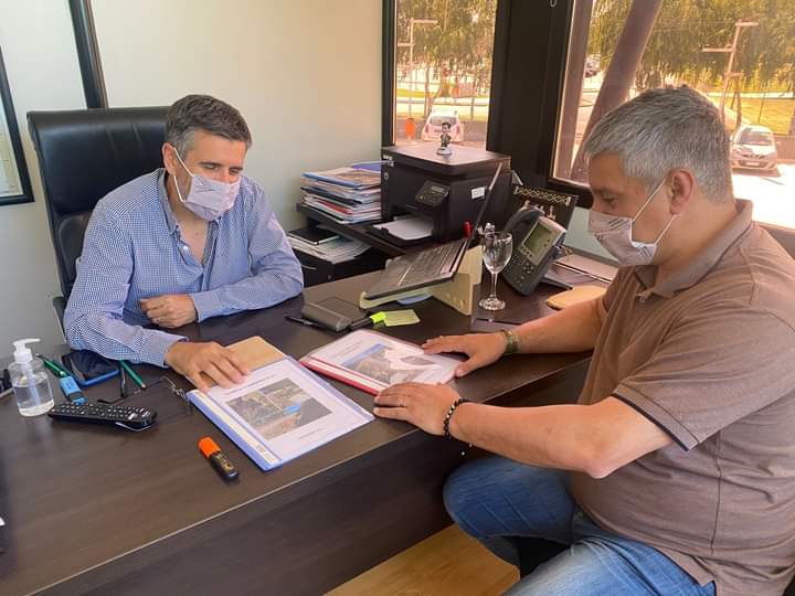 VillaelchoconM's tweet photo. @DiFonzoNicolas visitó a @hcarvalho1962, Subse. de Recursos Hídricos de la provincia, para avanzar enel Plan de #Obras para zonas inundables de la localidad. 
#ChoconEnObras https://t.co/l11MpuBrWu