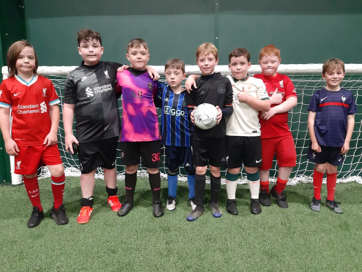 WeAreBelfry's tweet photo. Thanks to @candcteamwear for letting us trial a @PrecisionGk Precision Fusion ball ⚽️ tonight at training. Went down well and an order of 10 placed for the boys training sessions #PrecisionGK #WeAreBelfry #CandCteamwear https://t.co/J2bwtgvX7T