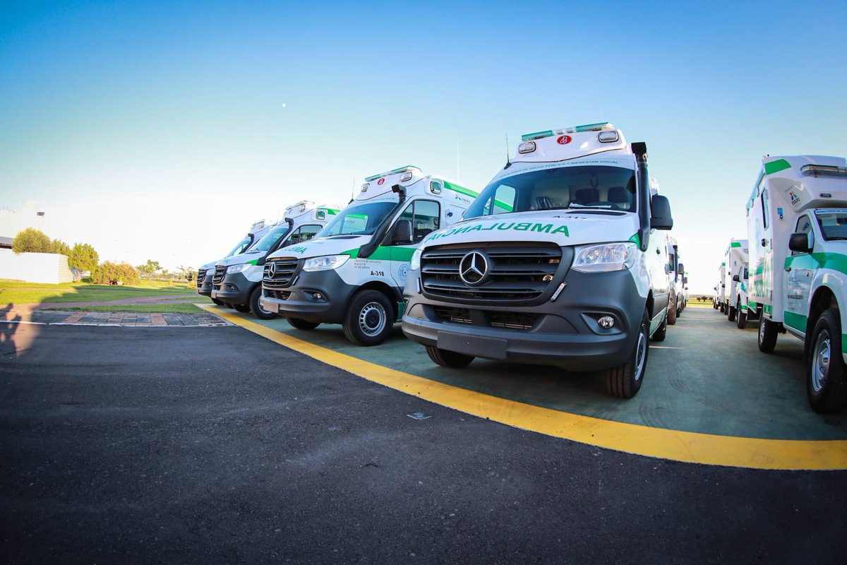 PresidenciaPy's tweet photo. El presidente @MaritoAbdo entregó un lote de ambulancias, algunas equipadas con unidades de terapia intensiva, habilitó 2 USF, además de mejoras edilicias y equipamientos de última generación para fortalecer el sistema sanitario de Alto Paraná, a través de @itaipuparaguay https://t.co/cGLD7mAMzr