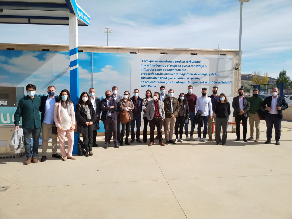 CETENMA's tweet photo. 📸 Foto de familia de nuestra visita al @cnh2_es en Puertollano para conocer el desarrollo de tecnologías en #HidrógenoVerde 🔋
#AHMUR
#H2verde https://t.co/qAlf26oOl3