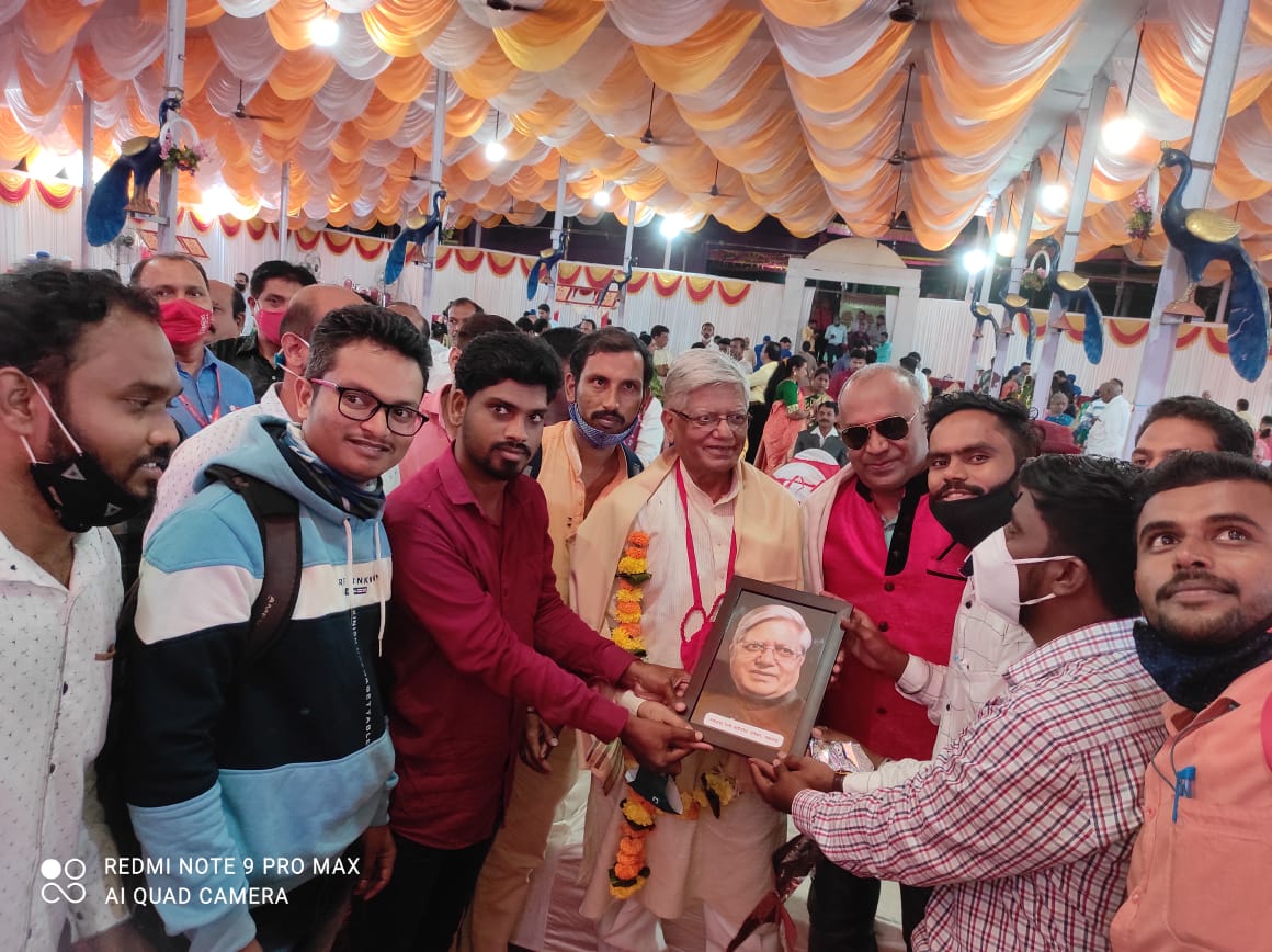 Maharashtra Railway Apprentices with AIRF General Secretary Hon'ble <a href="/ShivaGopalMish1/">Shiva Gopal Mishra</a> Ji &amp; Hon'ble <a href="/venupnair_nrmu/">Venu Nair</a> Ji yesterday.
Laal Salaam 🚩✊
<a href="/airfindia/">AIRF</a> @AIRF15853780 <a href="/AIRF_COMMS/">AIRF.COMMS</a> <a href="/HqNrmu/">NRMU HQ DIVISION (सत्यमेव जयते) 🕊️</a> <a href="/Hqnrmu09/">NRMUHQ09</a> <a href="/nfirindia/">NFIRINDIA</a> <a href="/Mahendraksriva/">Mahendra srivastava</a> @preetiairf <a href="/AshwiniVaishnaw/">Ashwini Vaishnaw</a> <a href="/RailMinIndia/">Ministry of Railways</a> <a href="/IR_CRB/">RB CRB</a>