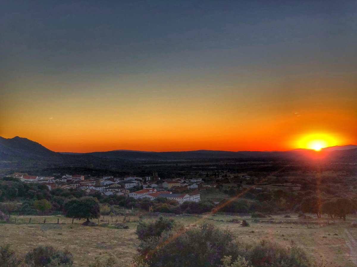 aytoledrada's tweet photo. 🌅 Observa la belleza del atardecer para disfrutar de la pasión de la vida 📸 momentos en los que #Ledrada brilla con luz propia, como vemos en este bello atardecer 🥰 y que resalta la belleza natural de Ledrada declarado #ReservadelaBiosfera de las Sierras de Béjar y Francia 🏞️ https://t.co/JVV9hLIGia