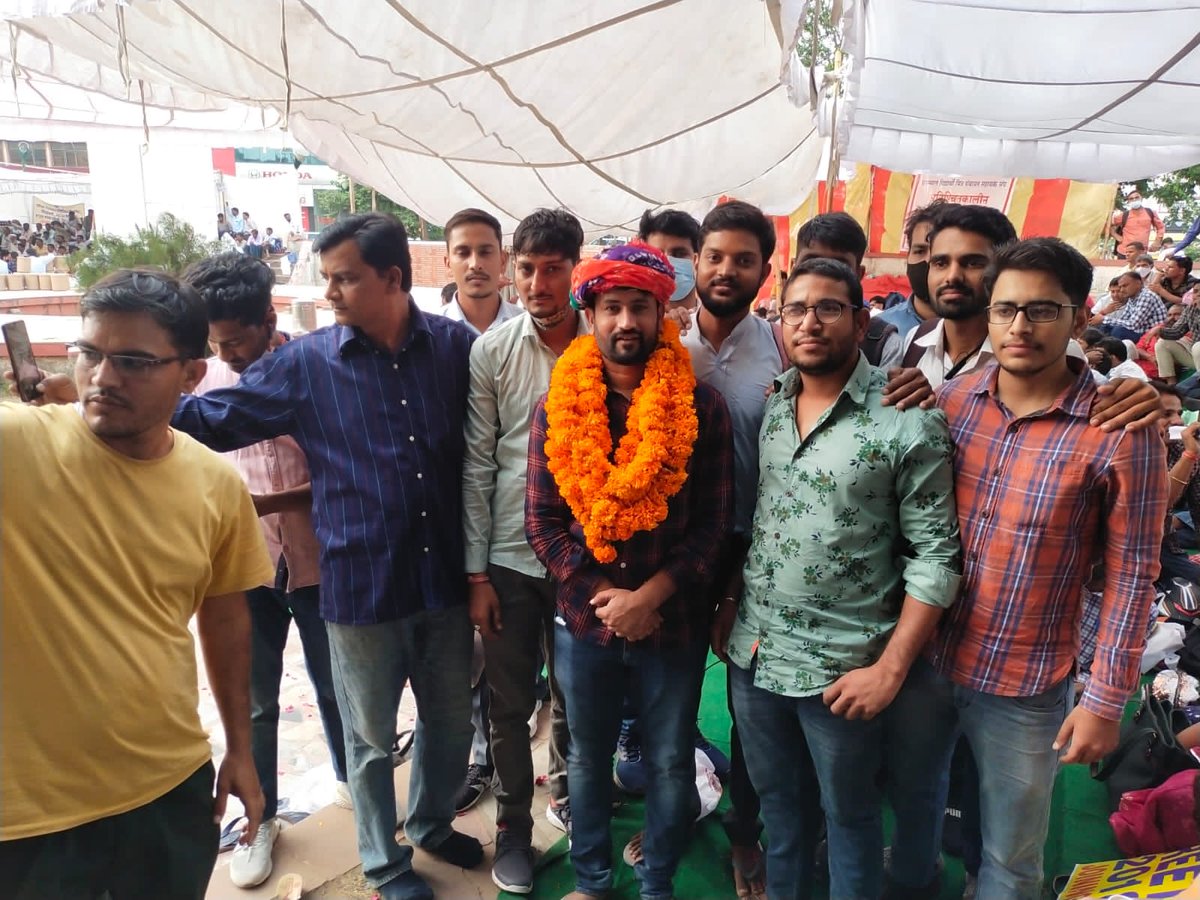 TheUpenYadav's tweet photo. शहीद स्मारक धरनास्थल पर पहुंचकर रेडियोग्राफर लैब टेक्नीशियन भर्ती में नवनियुक्त अभ्यर्थियों ने नियुक्ति मिलने की खुशी में सप्रेम आभार प्रकट किया l
इतना मान सम्मान और प्यार देने के लिए सभी अभ्यर्थियों का बहुत-बहुत आभार एवं धन्यवाद l https://t.co/qnwFA8TfKW