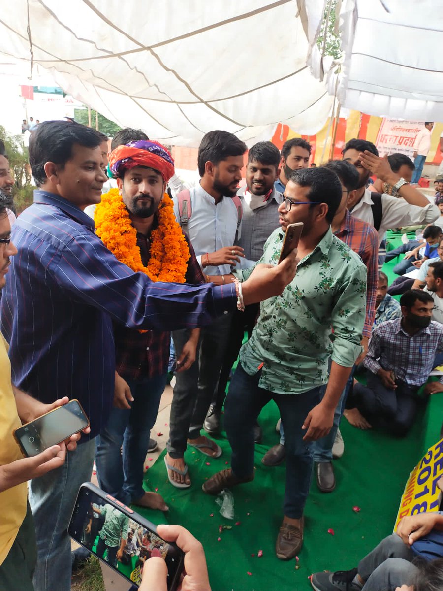 TheUpenYadav's tweet photo. शहीद स्मारक धरनास्थल पर पहुंचकर रेडियोग्राफर लैब टेक्नीशियन भर्ती में नवनियुक्त अभ्यर्थियों ने नियुक्ति मिलने की खुशी में सप्रेम आभार प्रकट किया l
इतना मान सम्मान और प्यार देने के लिए सभी अभ्यर्थियों का बहुत-बहुत आभार एवं धन्यवाद l https://t.co/qnwFA8TfKW