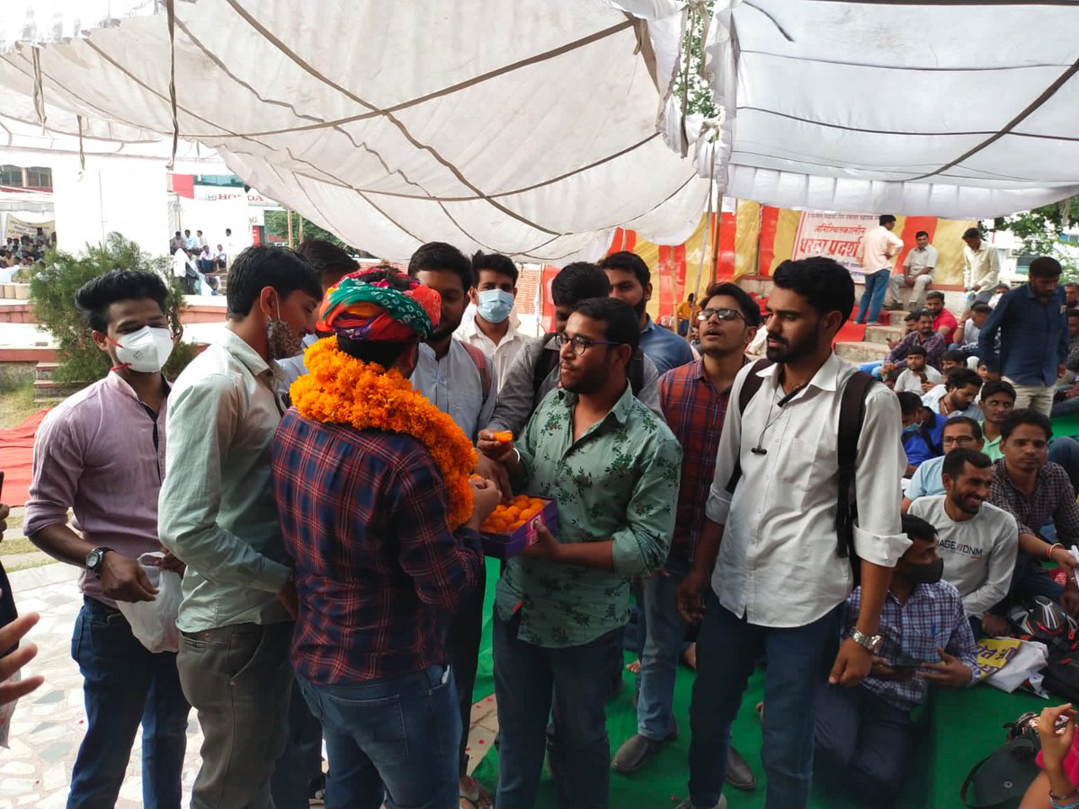 TheUpenYadav's tweet photo. शहीद स्मारक धरनास्थल पर पहुंचकर रेडियोग्राफर लैब टेक्नीशियन भर्ती में नवनियुक्त अभ्यर्थियों ने नियुक्ति मिलने की खुशी में सप्रेम आभार प्रकट किया l
इतना मान सम्मान और प्यार देने के लिए सभी अभ्यर्थियों का बहुत-बहुत आभार एवं धन्यवाद l https://t.co/qnwFA8TfKW
