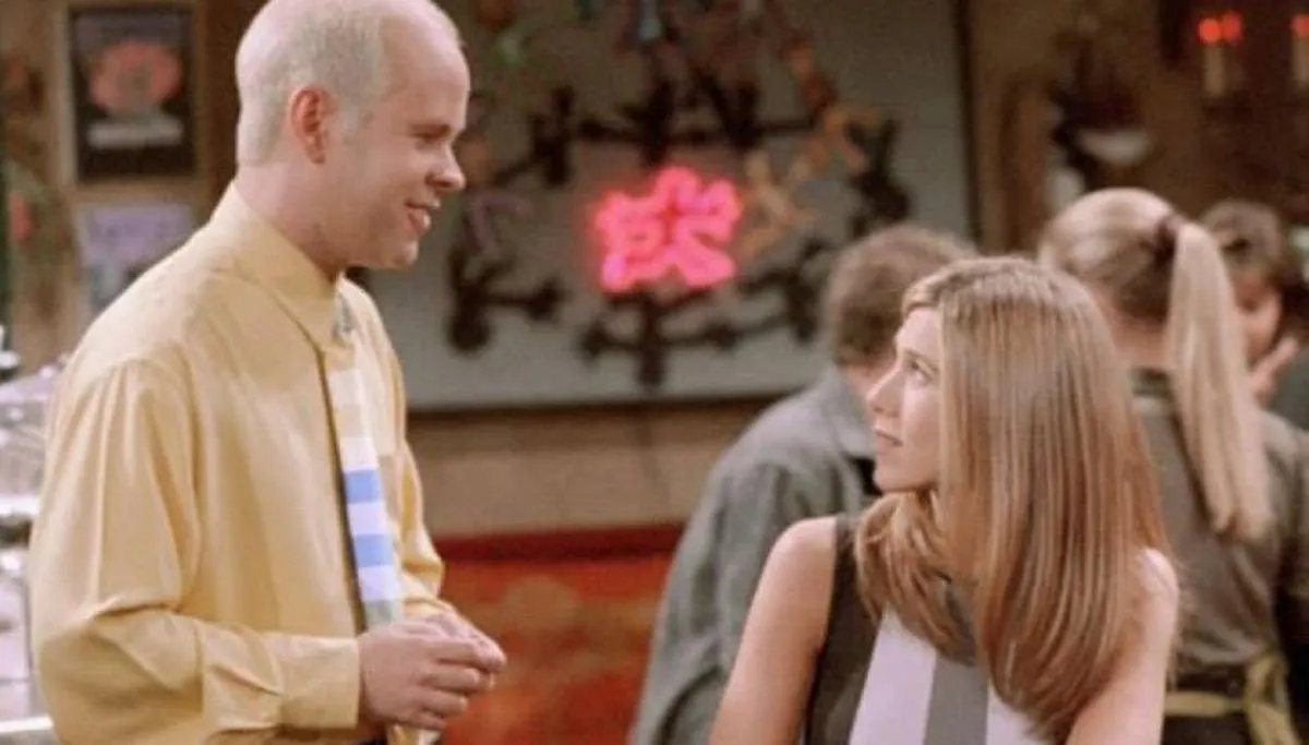 cinefiloos's tweet photo. Hasta siempre Gunther 🖤 Falleció James Michael Tyler y Jennifer Aniston le dedicó unas emotivas palabras: "Gracias por las risas que trajiste al show y a nuestras vidas. Friends no hubiera sido lo mismo sin vos. Te vamos a extrañar." https://t.co/U8DyfGfvlv