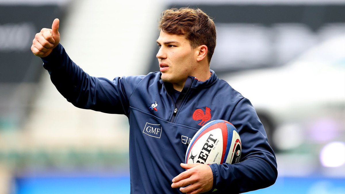 Antoine Dupont est le nouveau capitaine des Bleus pour cet automne ! 
Il succède à Charles Ollivon, avec qui la transition s’est effectuée ce matin. 🇫🇷🔥