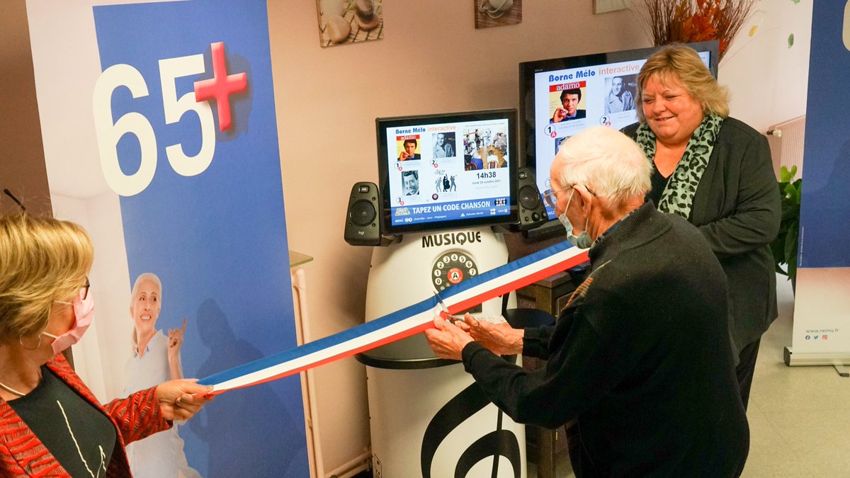 VilledeReims's tweet photo. Inauguration à la #résidence #ARFo Coubertin d’une borne #Mélo ! Autonomie, #joie, culture : un nouvel espace #musical en libre accès pour personnes âgées avec un répertoire de plus de 3 000 titres, d’hier et d’aujourd’hui. Idéal pour les #jeux et activités. #SemaineBleue https://t.co/72aqrdf3Qy
