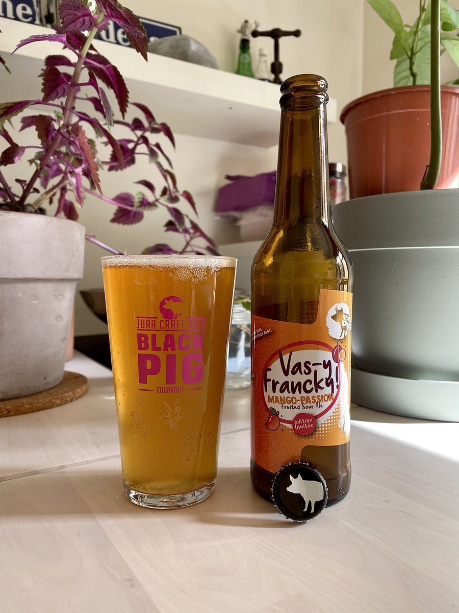 IntoTheBeer's tweet photo. 🇨🇭 Sour Ale en édition limitée avec la « Vas-y Francky! » de la Brasserie Black Pig Jura Craft Beer qui tient ses quartiers toujours à Courroux dans le noble canton du Jura en Suisse. La bière qui se veut à 3.7% Vol. et qui s’accorde parfaitement avec une terrasse ensoleillée! https://t.co/8GNAiM3HeZ