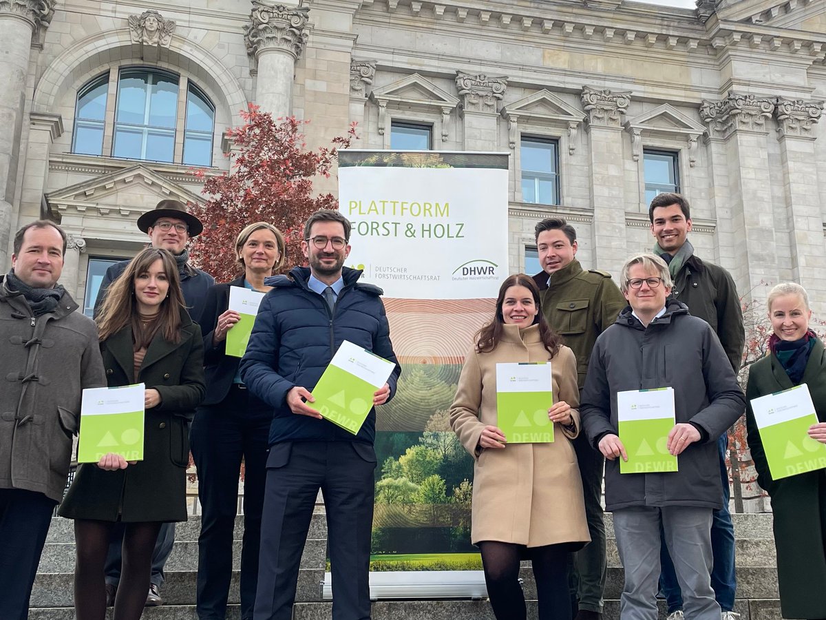 IreneSeling's tweet photo. Als Mitglied der Plattform Forst &amp; Holz appelliert die AGDW an die VerhandlerInnen der Ampel, die Weichen für aktiven Klimaschutz mit Wald und Holz zu stellen und die Klimaschutzleistung künftig zu honorieren. Unser Appell hier: https://t.co/dg33n9PG0I
#AppellWaldHolz https://t.co/utoR8bY08d