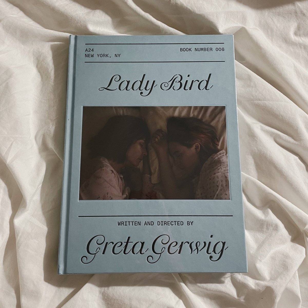 azinhabrasil's tweet photo. um sonho de consumo: os roteiros dos filmes da a24 que viraram livros 🥺😭🙏🏻✨ https://t.co/civm7ACvuc