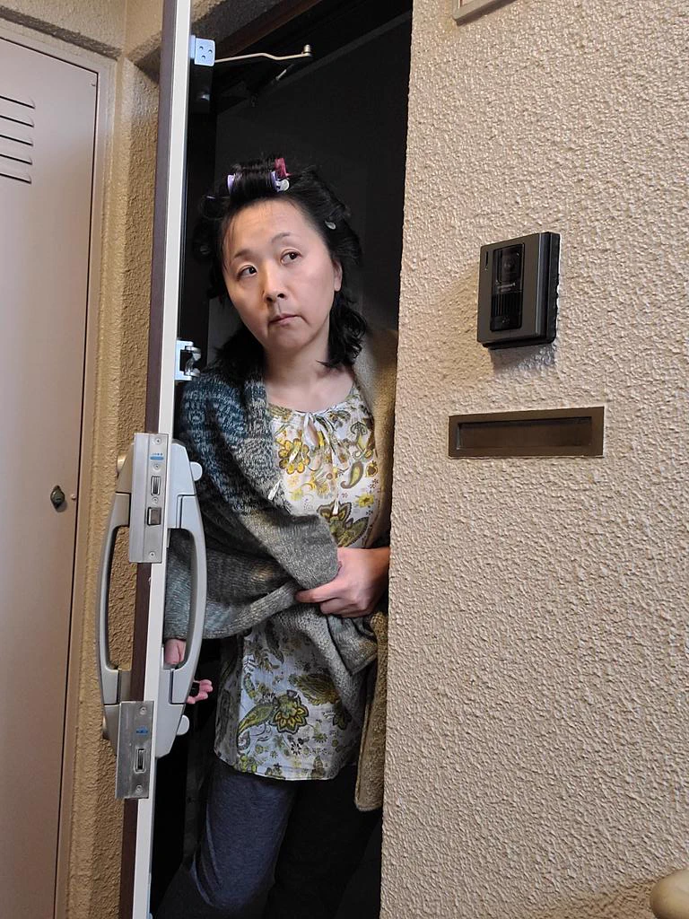 地味すぎてわからない？地味ハロウィン「容疑者の隣人」のコスプレwww