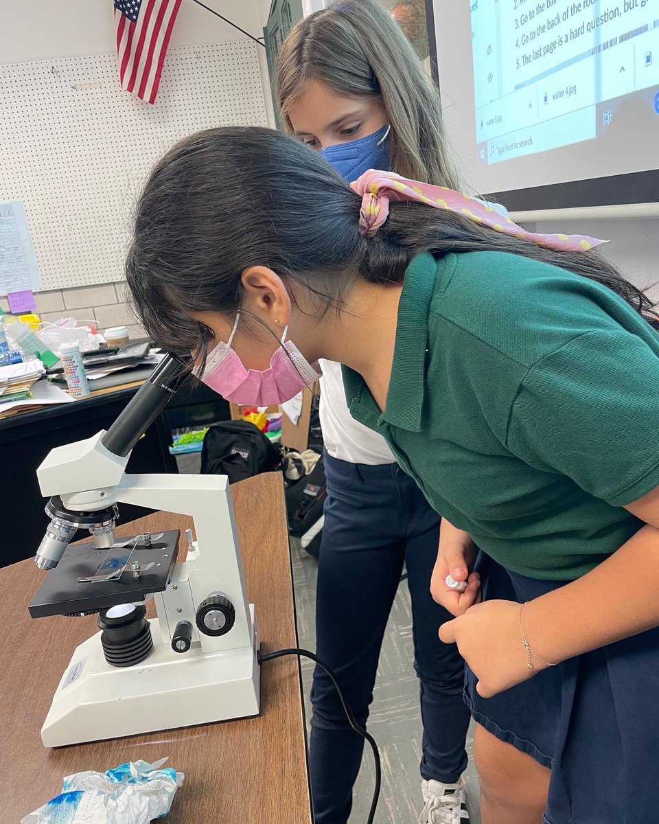 FXWChicago's tweet image. While we all navigate today’s rain and try to stay dry, enjoy some photos from last week of our Grade 5 students making the short walk from our campus to Lake Michigan to take water samples and compare them to the tap water. #fxwstrong #fxwscience