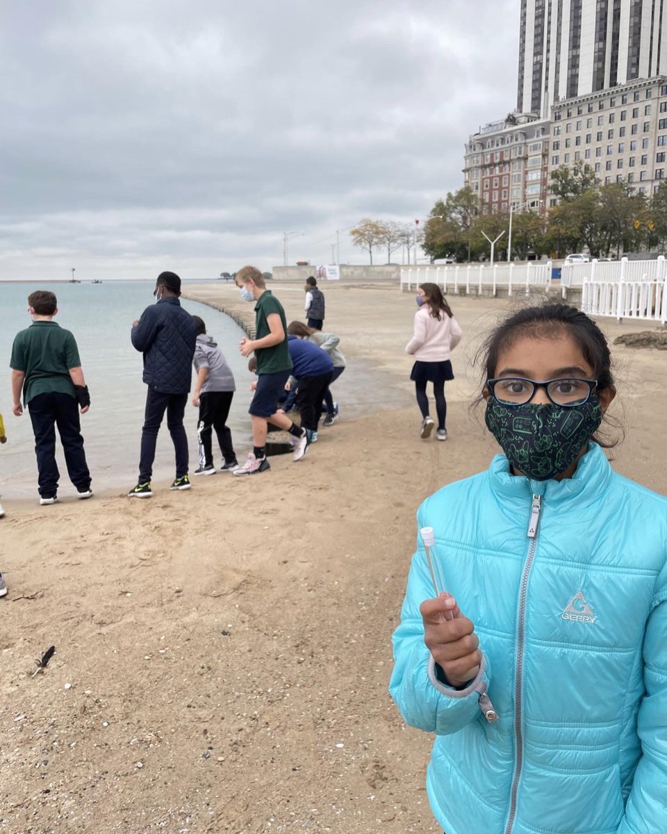 FXWChicago's tweet image. While we all navigate today’s rain and try to stay dry, enjoy some photos from last week of our Grade 5 students making the short walk from our campus to Lake Michigan to take water samples and compare them to the tap water. #fxwstrong #fxwscience
