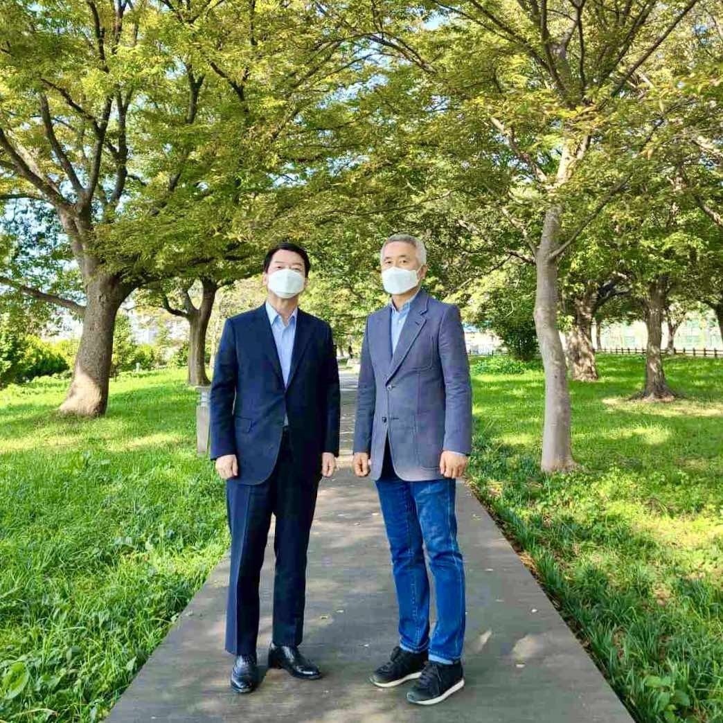 #안철수
오늘은 호남에 있습니다.
최진석 서강대 철학과 명예교수님과
시대정신에 대해 논하였습니다.
지금 우리에게 필요한 것은 '시대교체'라는 말씀을 드렸습니다.
함평에서 영광으로 이동하기 전
함평에서 점심을 먹었습니다.
대선을 앞둔 호남분들의 걱정, 나라의 미래에 대한 말씀에 귀기울이겠