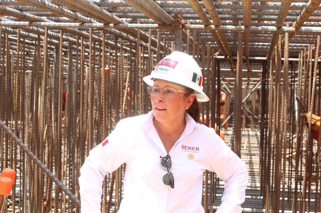 rocionahle's tweet photo. Hoy México no se somete a políticas como las que emitió el FMI, esas recetas o recomendaciones ocasionaron pobreza, retraso, y una decadencia en la economía en muchos países.
La refinería de @Pemex Dos Bocas Va!!! Y el fortalecimiento de nuestra empresa de electricidad @CFEmx 🇲🇽 https://t.co/FWoTUysm4v