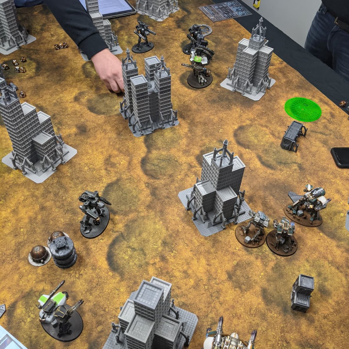 Had some Adeptus Titanicus action this weekend! Reactors were HOT! 

Did you get any games in?

#adeptustitanicus #horusheresy #hardforheresy #warhammer30k #paintingforgeworld #GamesWorkshop