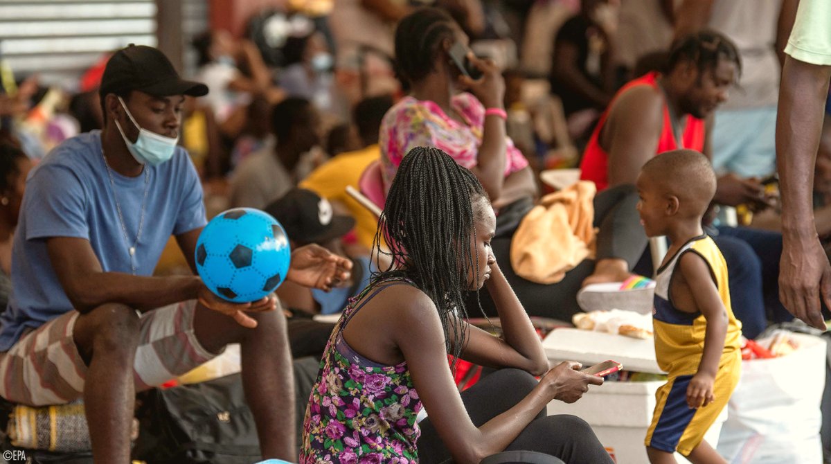 UN_SPExperts's tweet photo. 🇺🇸 #UnitedStates: UN experts condemn USA’s recent and ongoing systematic mass deportation of Haitian migrants &amp; refugees, and cautions that such collective expulsions without any individualised evaluation violate international law.

👉 https://t.co/7QGrB7r3v7

#StandUp4Migrants https://t.co/3YNjoqAzUo