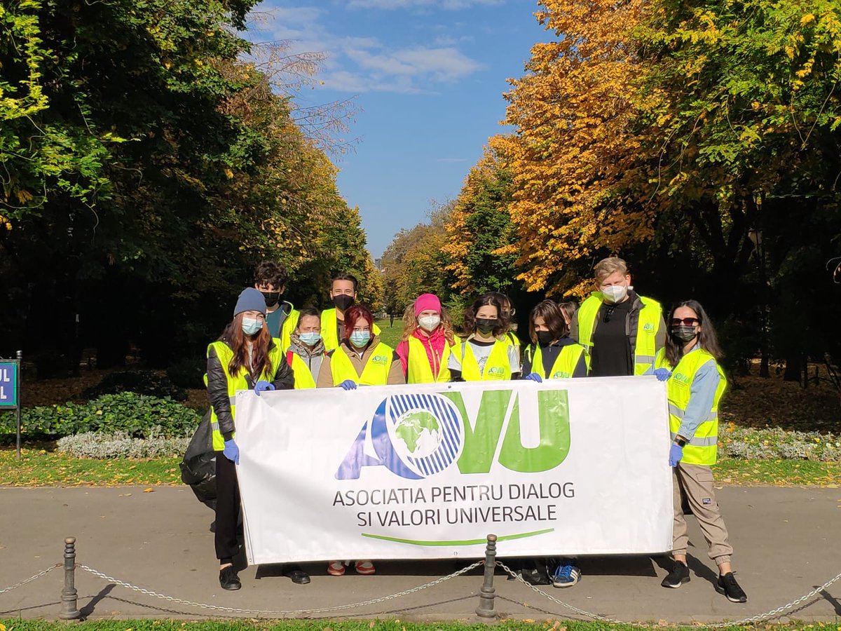 ADVU_ro's tweet photo. Ieri, 24 octombrie, am sărbătorit Ziua Națiunilor Unite, astfel, voluntarii ADVU au ales să celebreze Națiunile Unite participând la activitatea de curățare a parcului Cișmigiu din București. 
Mulțumim voluntarilor noștri pentru implicarea de care au dat dovadă. https://t.co/aWTHS9qK3X