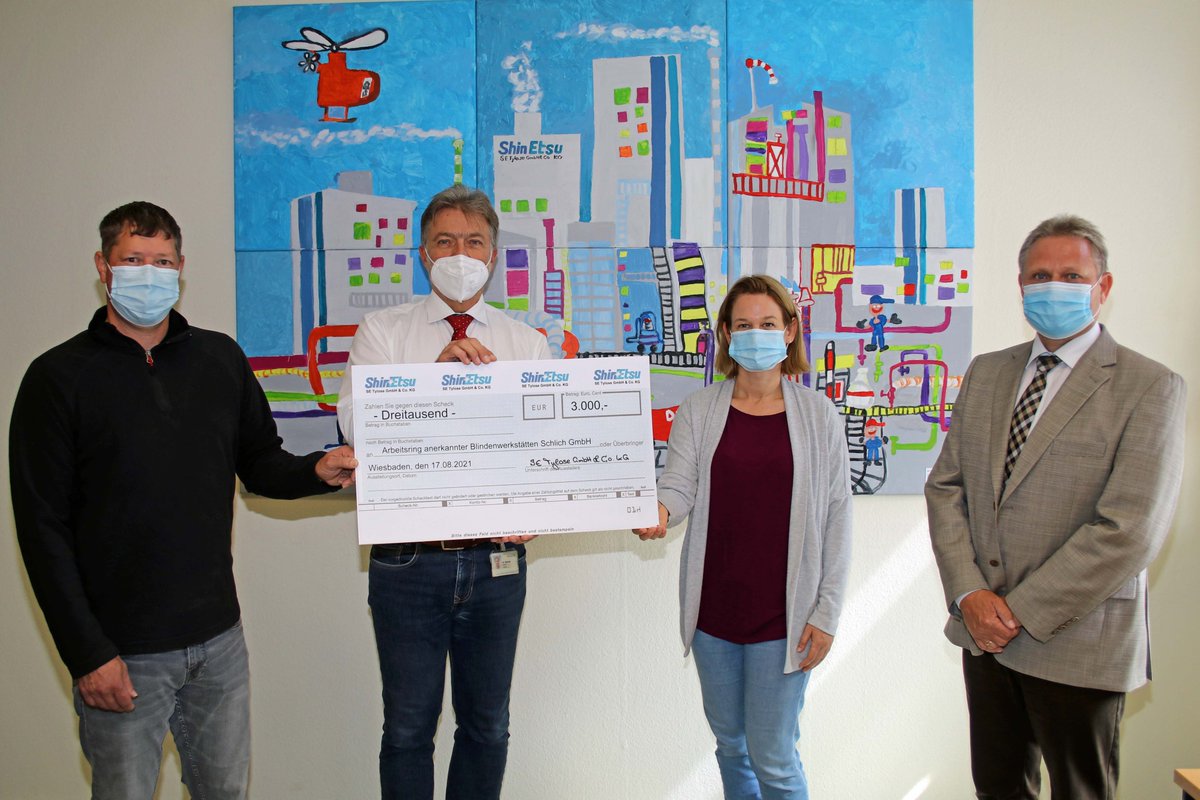 SE_Tylose's tweet photo. Geldspenden von SE Tylose MitarbeiterInnen an den Arbeitsring anerkannter Blindenwerkstätten-Schlich GmbH übergeben, die damit HelferInnen für Aufräumarbeiten nach der Flutkatastrophe in Stolberg mit Hilfspaketen (Schaufeln, Hacken, Arbeitshandschuhe etc.) ausgestattet haben. https://t.co/8TeJnJrxBt