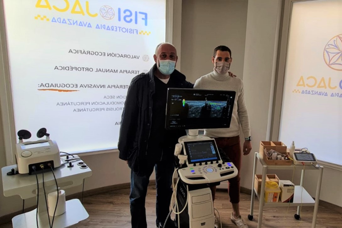 primfisio's tweet photo. Enorme apuesta tecnológica de #Fisiojaca. Incorpora un ecógrafo #LogiqP9 de @GEHealthcare, la diatermia #TcareCompact y el #PhysioInvasiva 2.0 para electrólisis percutánea y otras técnicas invasivas.
En la foto, nuestro delegado @jkaprimfisio junto a Adrián Giménez de FisioJaca https://t.co/EEGkNUKVnl