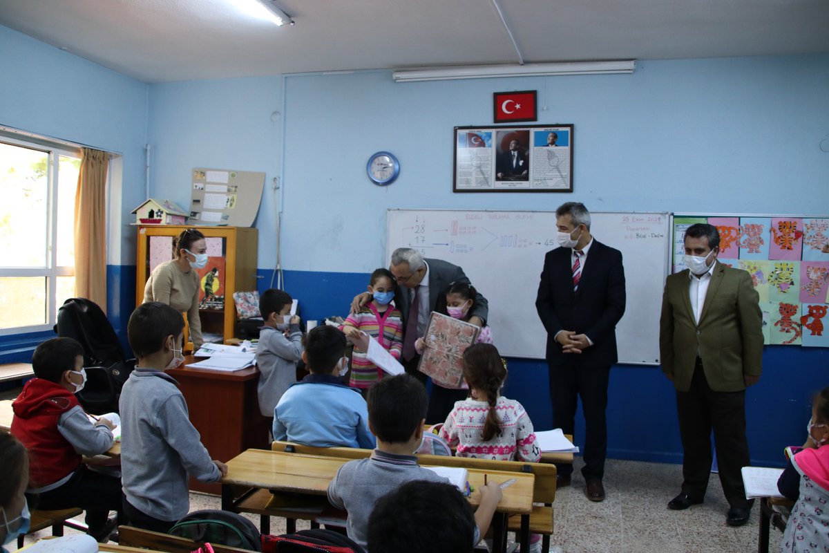 TC_Cigli's tweet photo. Yürütülen eğitim faaliyetleri ve salgına yönelik okullarda alınan tedbirler hakkında Kurum Müdürlerinden bilgi alan Kaymakam Çakıroğlu, sınıfları da ziyaret ederek öğrenciler ile uzun süre sohbet etti, öğrenci ve öğretmenlere başarılar diledi. https://t.co/LycXe8kwpa